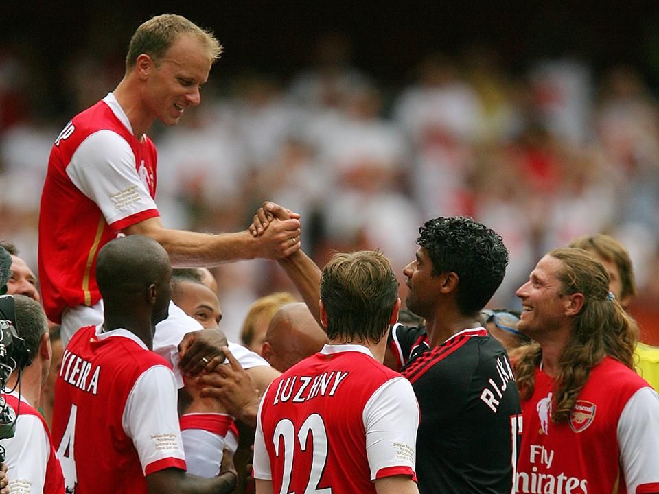 A visszavonuló Bergkampot az Emirates első hivatalos meccsén búcsúztatta el az Arsenal (Fotó: AFP)