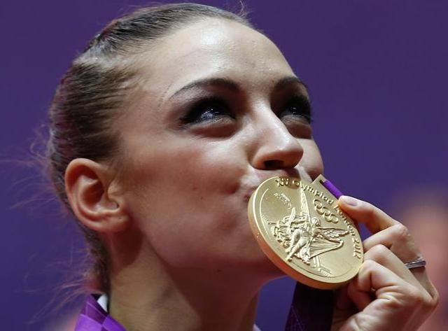 Csók az olimpiai aranynak – ő az egyetlen, aki rg-sként ezt kétszer is megtehette (Fotó: Reuters)