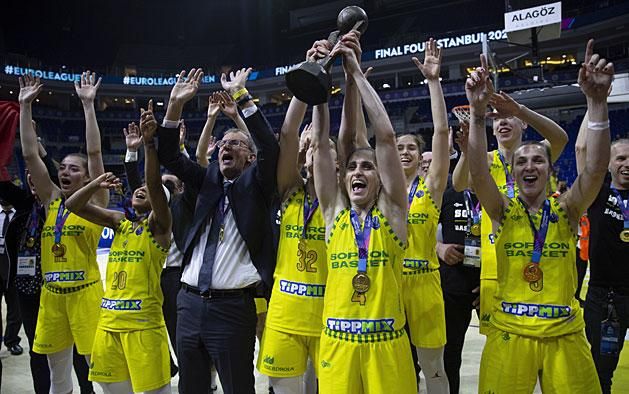 Áprilisban csúcsra jutott a Sopron Basket, amely Fegyverneky Zsófi (elöl) vezérletével megnyerte az Euroligát Isztambulban, és csütörtökön  címvédőként várja a belgiumi idényrajtot (Fotó: MTI)