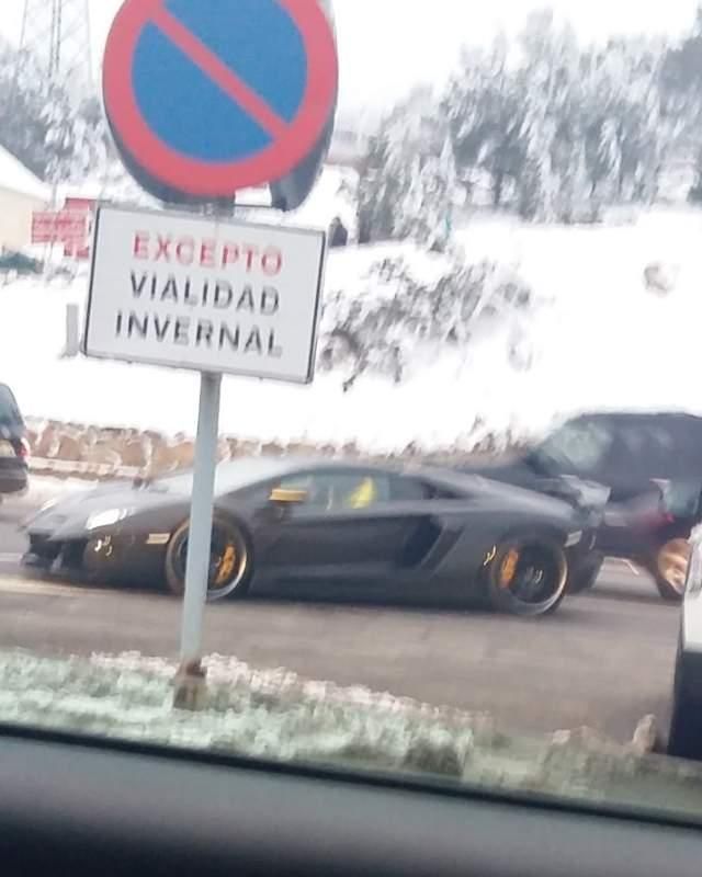 CR nem bírta, az út szélén hagyta a Lamborghinit (Fotó: Informalia)