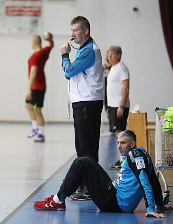 Csoknyai István, a felnőttcsapat edzője és a 43 évesen 
még védő kapusóriás, Fazekas Nándor (Fotó: Tumbász Hédi)