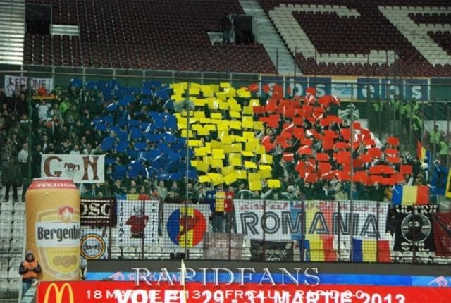 A színes lapokból kirakott román zászló csak a kezdet volt (Fotók: rapidfans.ro)