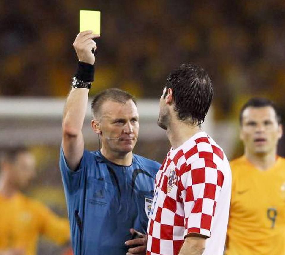Graham Poll nagy hibát követte el, amikor a második sárga lapja után nem állította ki a horvát Simunicot (Fotó: AFP)