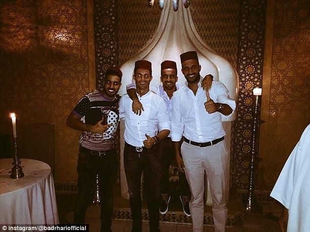 Ronaldo a tradicionális marokkói vacsora után is örömmel pózolt az új haverokkal (Fotó: Instagram)