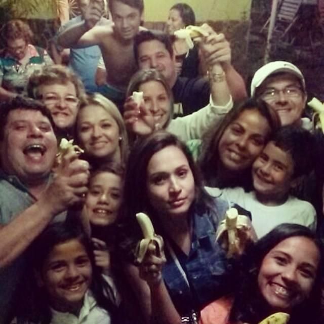 Dani Alves barátnője és kiterjedt családja (forrás: Instagram)