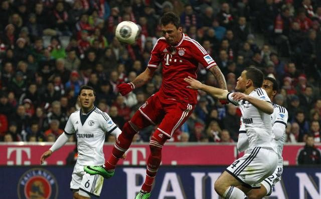 Mandzukic gólt fejelt, majd kiharcolt egy büntetőt a Bayern számára (Fotó: Reuters)