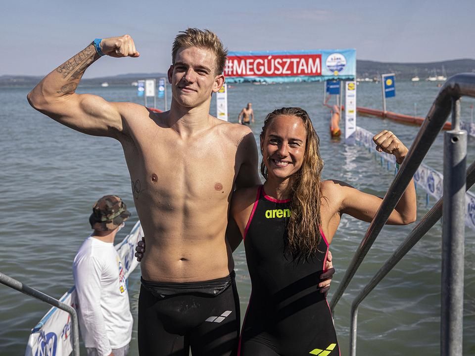 A férfiak rekordját tartó Rasovszky Kristóf, valamint másik olimpikon úszónk, Olasz Anna a 2020-as Balaton-átúszáson (Fotó: Végh István, Bors)