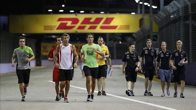 A csütörtöki pályabejáráskor Alonso (balra) gyorsabb volt Vettelnél (jobbról a második) – a német négy keréken fordított…