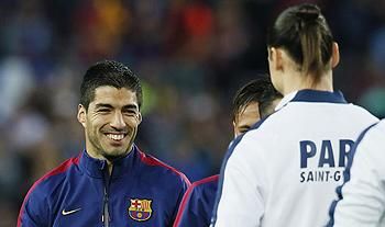 Suárez mosolyog rá Ibrára a kezdés előtt