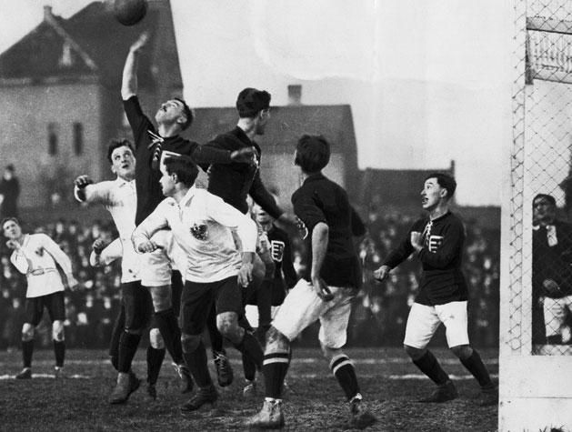 Az 1911-es mérk őzésen a magyar válogatott a német fölé nőtt, és végül 4:1-re diadalmaskodott Münchenben, ahol Schlosser Imre kétszer is betalált (Fotó: Getty Images)