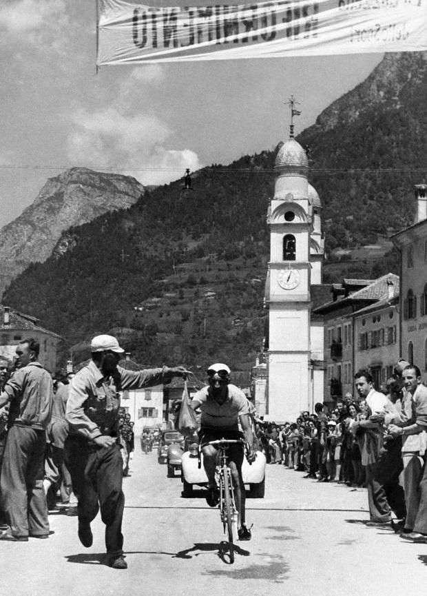 A szilárd jellemű Gino Bartali „tankol” az 1940-es Giro Auronzo–Bassano szakaszán