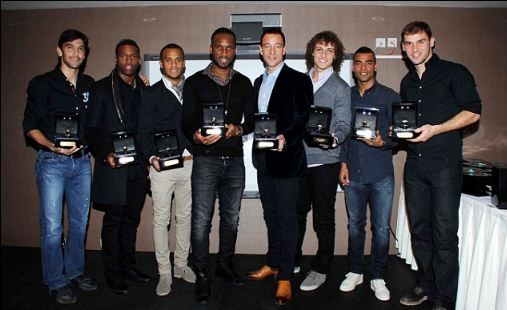 Balról jobbra a boldog tulajdonosok: Ferreira, Sturridge, Bertrand, Drogba, Terry, David Luiz, Cole és Ivanovics (Fotó: Daily Mail)