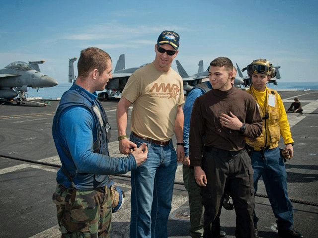 Peyton Manning meglátogatta az amerikai hadsereg néhány bázisát (Fotók: LA Times/US Army)