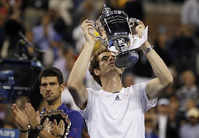 Andy Murray a trófeával (Fotó: Reuters)