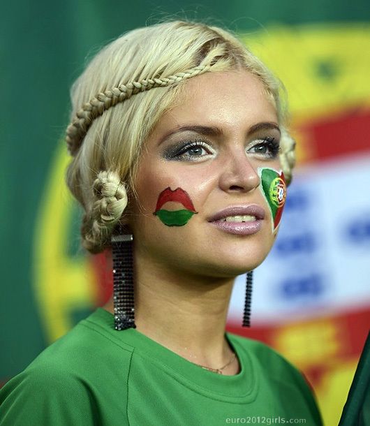 Egy különleges szépség a portugál szektorból (Fotó: euro2012girls.com)