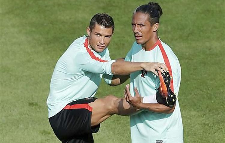 Cristiano Ronaldo és Bruno Alves nyújtás közben (Fotó: Reuters)