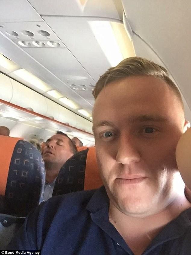Brendan Rodgers elaludt a repülőúton (Forrás: dailymail.co.uk)