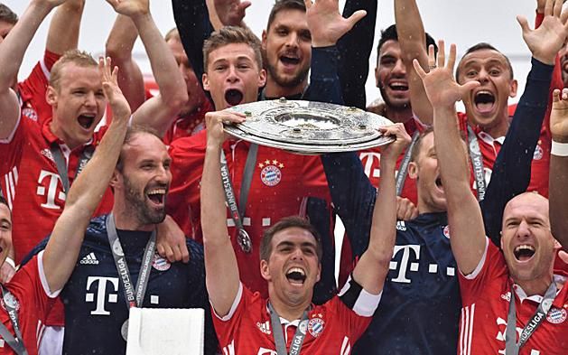 Philipp Lahm (a salátástállal) 12 szezon alatt 8 bajnoki címet nyert a Bayernnel (Fotó: AFP)