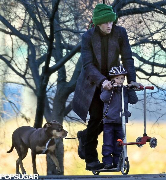 Rollerező kisfiú kutyával – ideális (forrás: popsugar.com)
