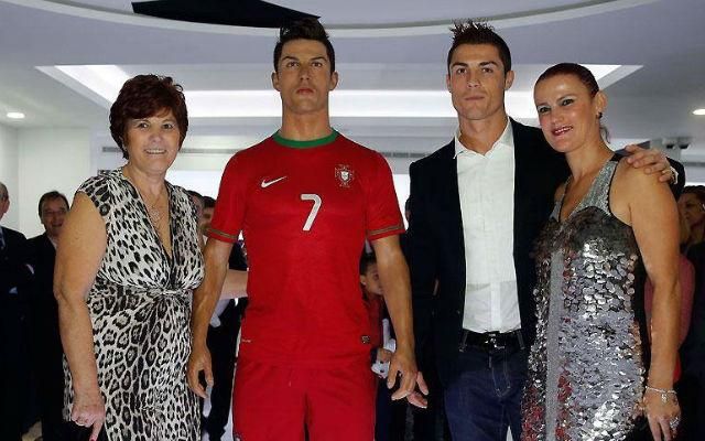 Ronaldo édesanyjával, testvérével és viaszból készült hasonmásával a megnyitón (Fotó: facebook.com/RealMadrid)