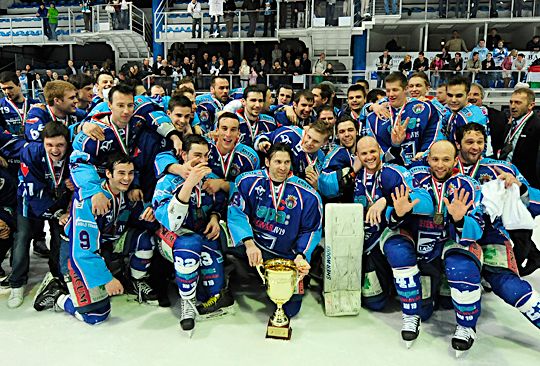 A győztes csapat a trófeával (Fotó: Mirkó István)