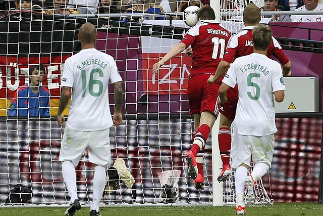 Nicklas Bendtner góljával még a szünet előtt szépítettek a dánok