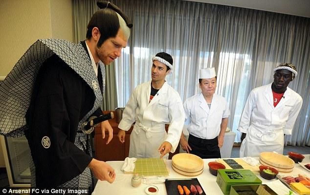 Mertesacker meózik. Arteta és Sagna a japán szakáccsal együtt aggódva várja az ítéletet. Veszélyes az a kard... (forrás: Daily Mail)