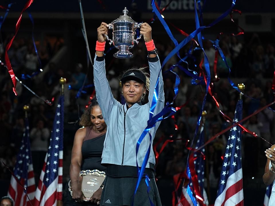Oszaka Naomi a trófeával (Fotó: AFP)