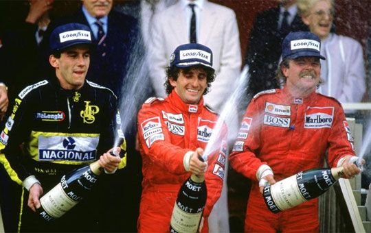Amikor Senna (balra) még ellenfél és ellenség is volt egyszerre, a Prost (középen), Rosberg (jobbra) páros húzta-tolta a McLaren szekerét