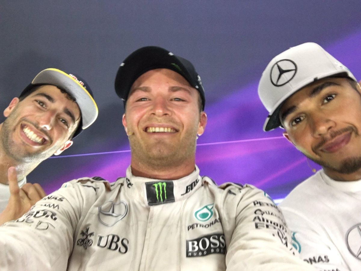 Hamilton még szelfizni is odaállt Rosberg mellé Szingapúrban – két éve ez elképzelhetetlen lett volna