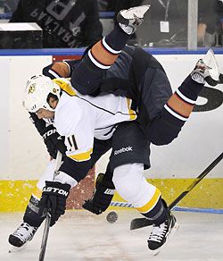 A nashville-i David Legwand nem kímélte
a 100. NHL-meccsét játszó, sötét mezes
Magnus Paajarvit (Fotó: Reuters)