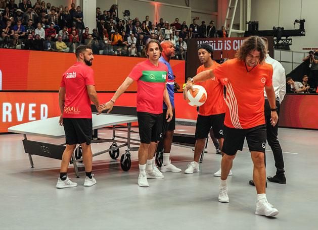 Simao, Nuno Gomes, Gallas, Ronaldinho és Puyol a teqballasztalnál