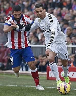 Cristiano Ronaldo és Arda Turan 
a minapi madridi derbin (Fotó: Reuters)