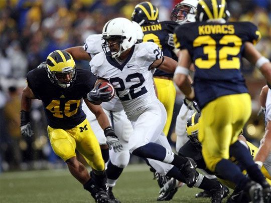 Evan Royster (Penn State, középen) akciója a University of Michigan védőinek szorításában (Fotó: Reuters)