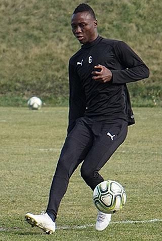Obinna Nwobodo nagyon odatette magát 
az újpesti csapat hétfői edzésén (Fotó: Újpest FC)