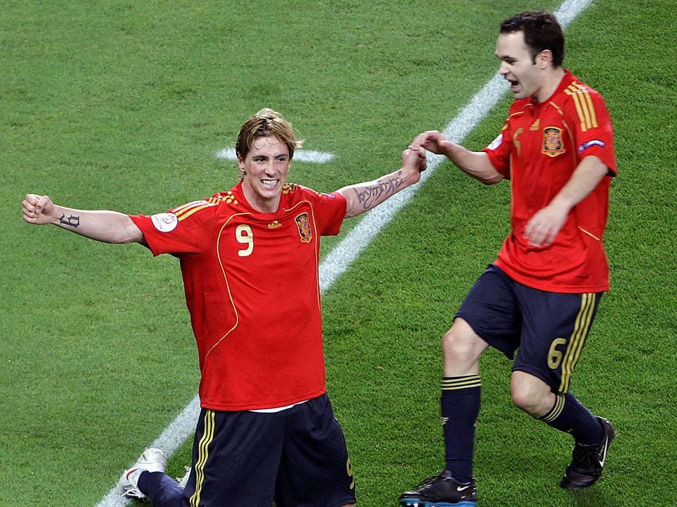 A 2008-as Eb-döntő győztes gólját ünneplik, két évvel később a világbajnoki fináléban éppen Iniesta talált be (Fotó: AFP)