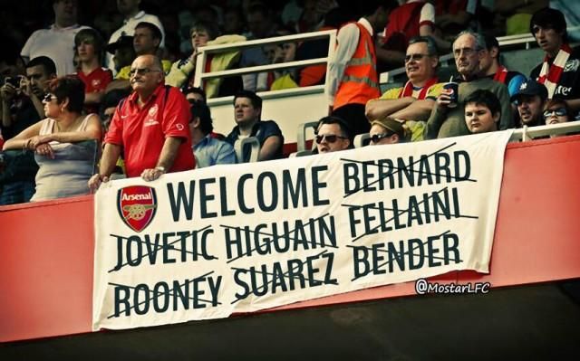 Arsenal-drukkerek üdvözlik a meg nem érkezett igazolásokat (Forrás: footballburp.com)
