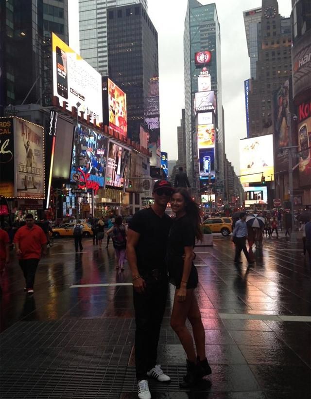 Itt pedig a New York-i Time Square-en pózol a híres pár (Fotó: facebook.com/Cristiano)