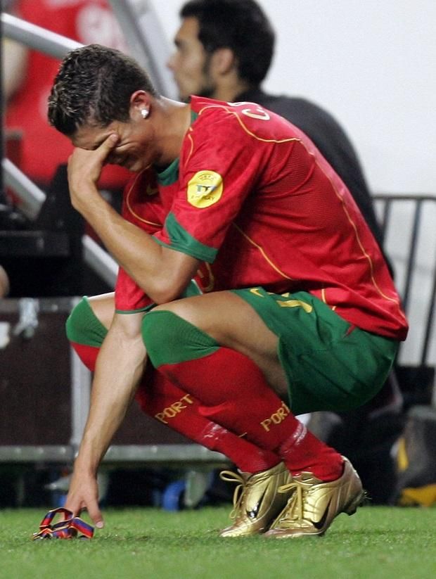 Cristiano Ronaldo bánata 2004-ből.Csak tizenkét évvel később vigasztalódott (Fotó: AFP)