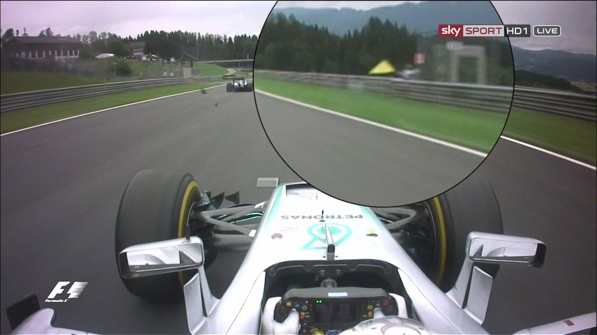 Hamilton fedélzeti kamerás felvételéből kiderült, sárga zászlónál előzte meg Rosberget. Csakhogy a 6-os Mercedes sérült volt