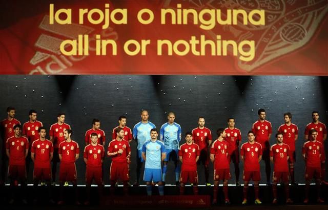 A spanyol válogatott új, tiszta vörös mezében. Rájuk vadásznak (Fotó: Reuters)