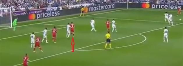 A 2017-es Real Madrid–Bayern München mérkőzésen Nacho sokszor a „V” technika használatával kergette őrületbe Lewandowskit. Amikor olyan játékosnál volt a labda, aki közvetlenül megjátszhatja a lengyel támadót, akkor gyakran szabályozta a mozgását a „V” technikával, méghozzá nagy sikerrel.