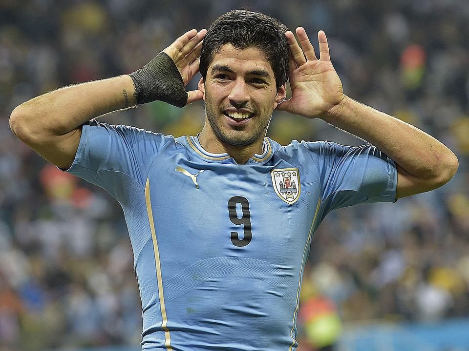 2014: az angoloknak kettőt vágó Luis Suárez nem hallja, hogy elegen ünnepelnék (Fotó: AFP)