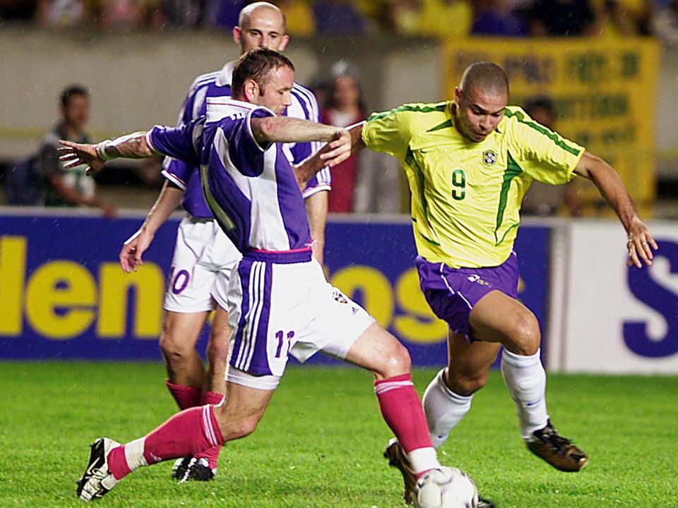 Mihajlovics (11) küzd a labdáért Ronaldo ellen egy Brazília elleni felkészülési mérkőzésen 2002-ben (Fotó: AFP)