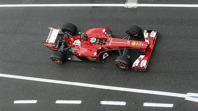 Fernando Alonso remekül kezdett, az első edzésen gyors volt az átalakított Ferrarival