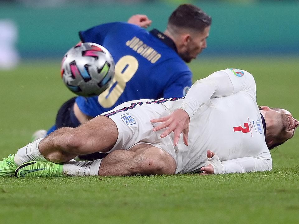 Jorginho csúnyán megtaposta Grealisht (Fotó: AFP)