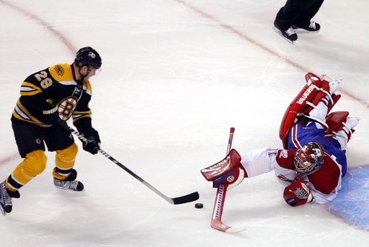 A Canadiens kapusa, Carey Price védi a bostoni Mark Recchi lövését (Fotó: Rueters)