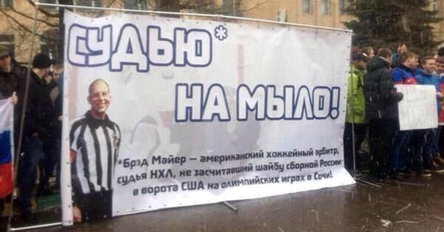 Brad Meierre annyira haragszanak az oroszok, hogy még tiltakozó plakátot is gyártottak