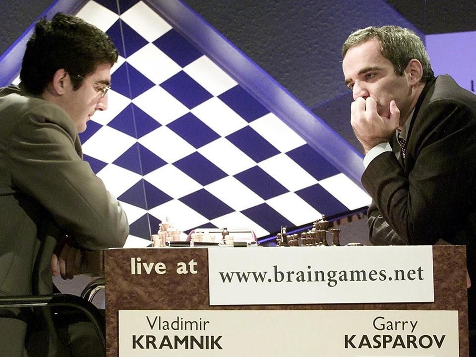 Garri Kaszparov hiába próbálta a tekintetével megbabonázni, Kramnyik 2000-ben elvette tőle a világbajnoki címet