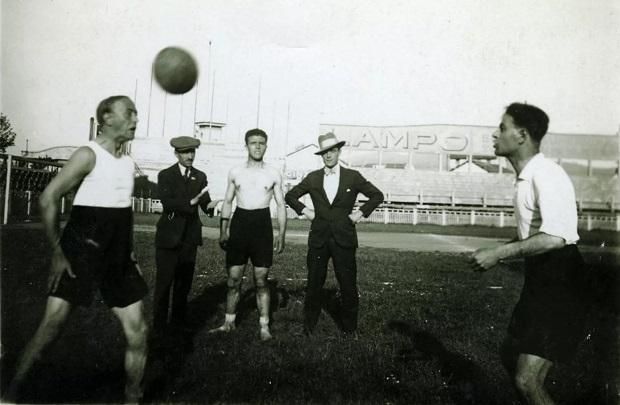 A jól fejelő Weisz Árpád (jobbra) hatszoros magyar válogatottként került ki Itáliába